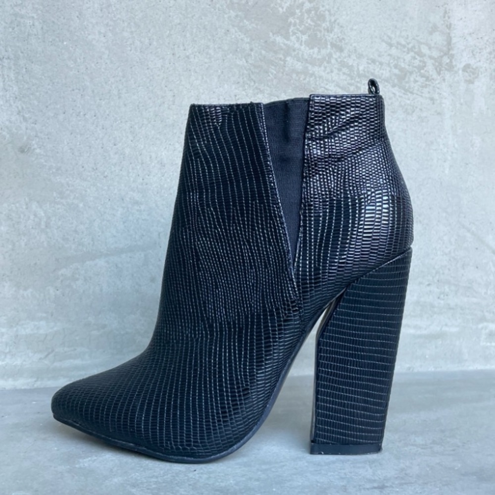 Modern Black Booties (sz 7)